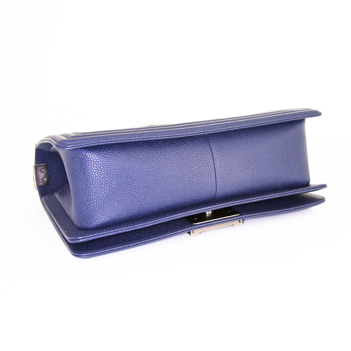 Sac bandoulière Chanel Boy en cuir grainé bleu-marine - Detail D5