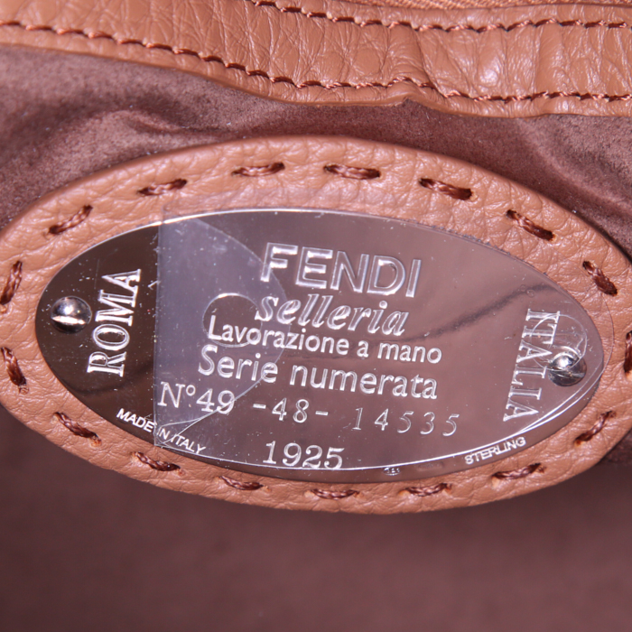 Fendi By the way shoulder bag in brown grained leather - Detail D4