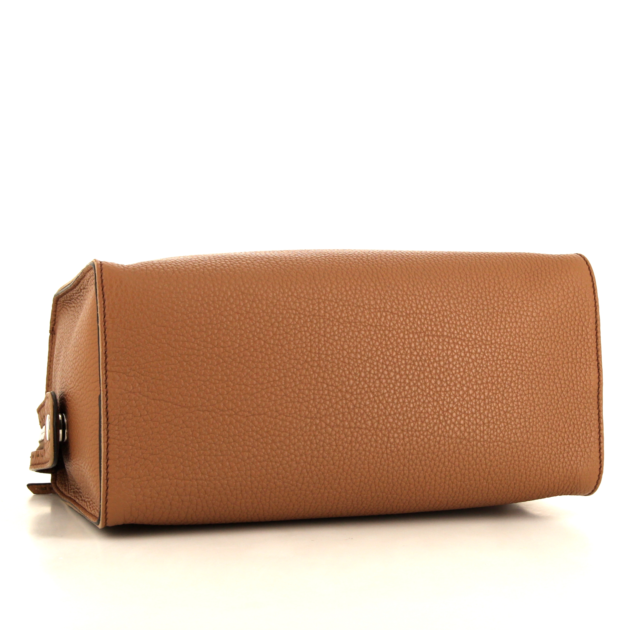 Fendi By the way shoulder bag in brown grained leather - Detail D5