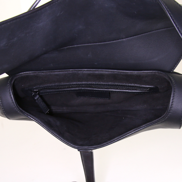 Bolso de mano Dior Saddle en cuero negro mate - Detail D2
