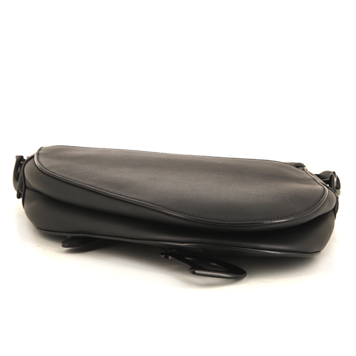 Sac à main Dior Saddle en cuir noir mat - Detail D4