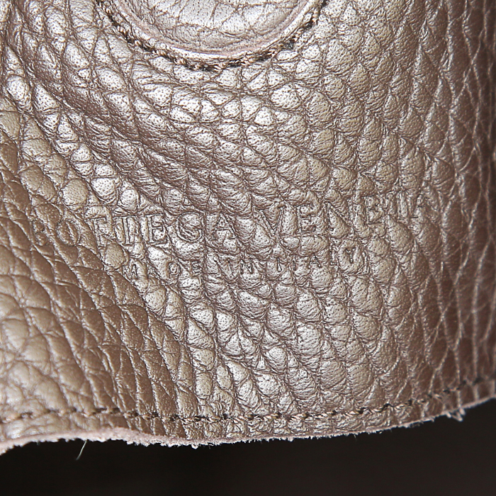Bolso de mano Bottega Veneta Campana en cuero granulado marrón oscuro - Detail D3