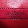 Bolso de mano Valentino Garavani Rockstud Spike en cuero acolchado negro - Detail D4 thumbnail