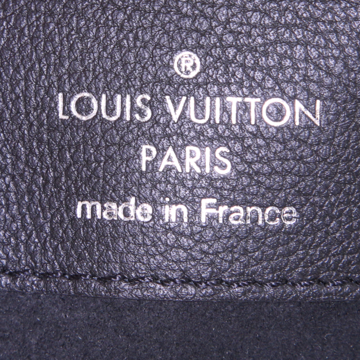 Sac à main Louis Vuitton Lockme en cuir grainé noir - Detail D4