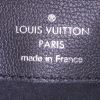 Bolso de mano Louis Vuitton Lockme en cuero granulado negro - Detail D4 thumbnail