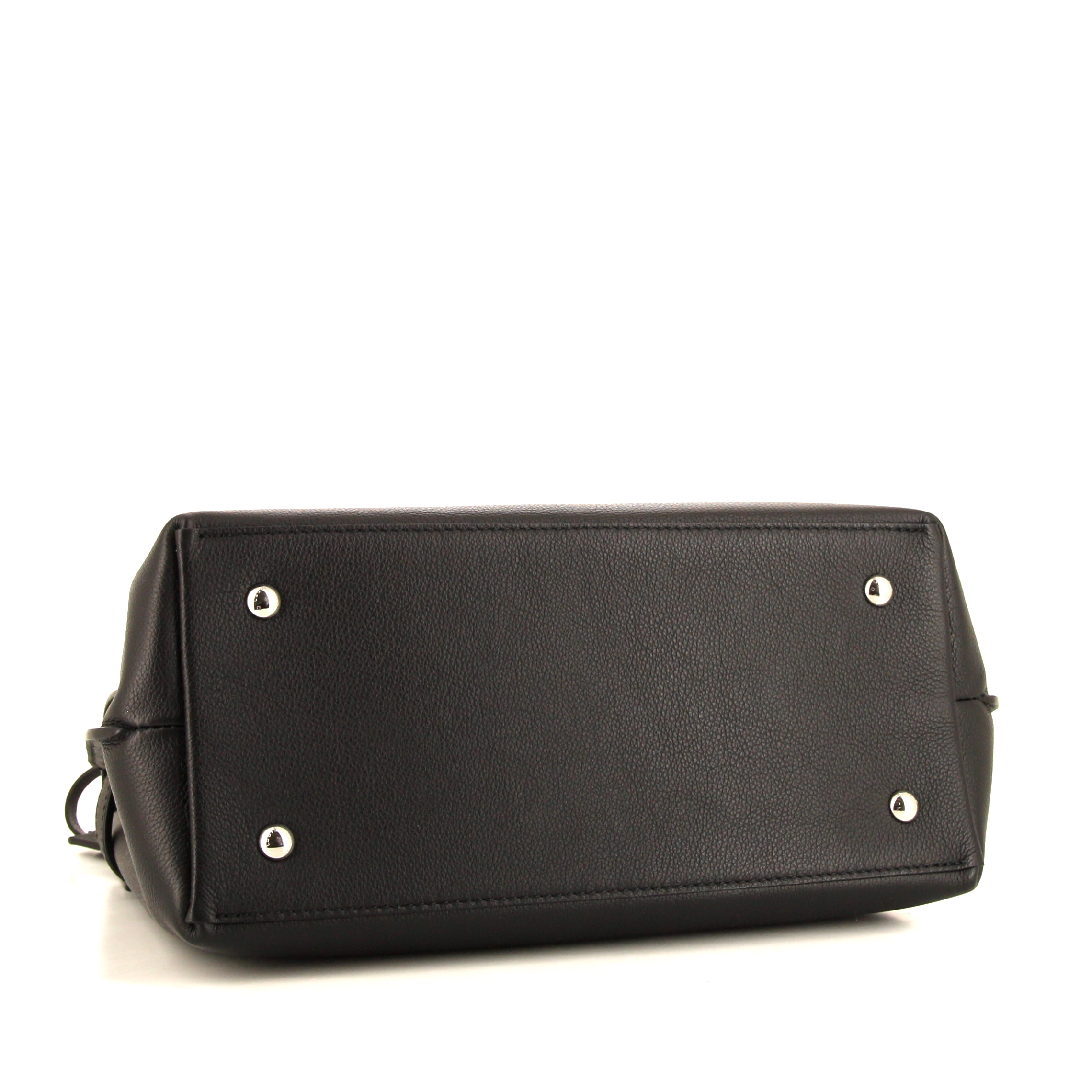 Louis Vuitton Lockme handbag in black grained leather - Detail D5