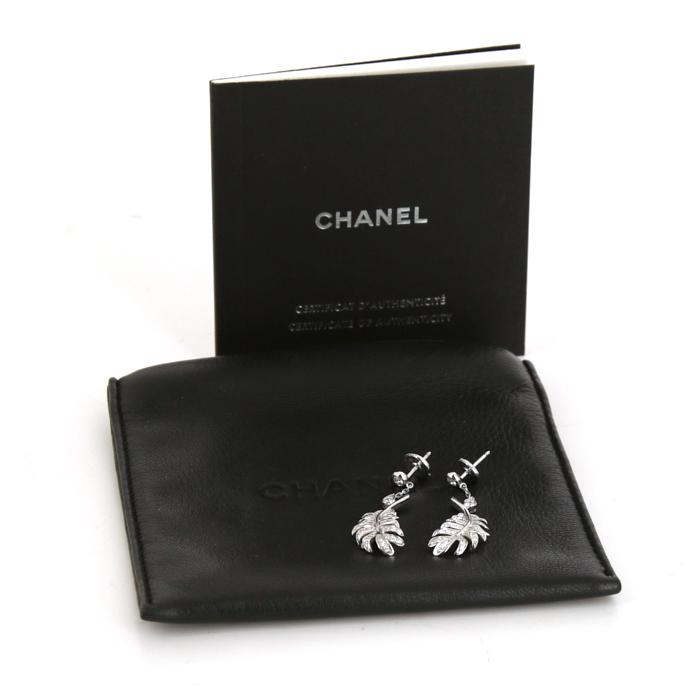 Paire de pendants d'oreilles Chanel Plume de Chanel en or blanc et diamants - Detail D2