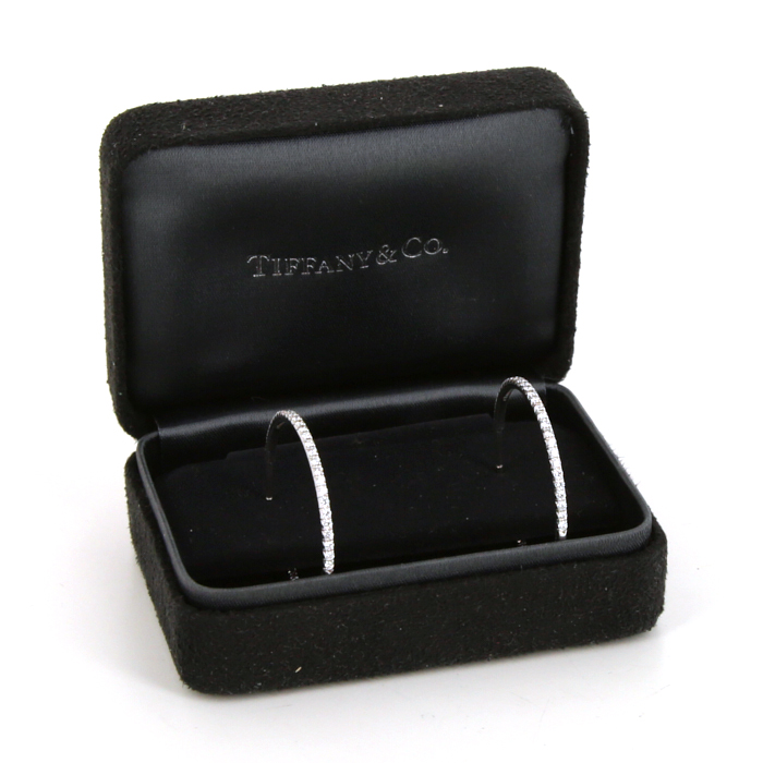 Orecchini a cerchio Tiffany 
Co Metro in oro bianco e diamanti - Detail D2