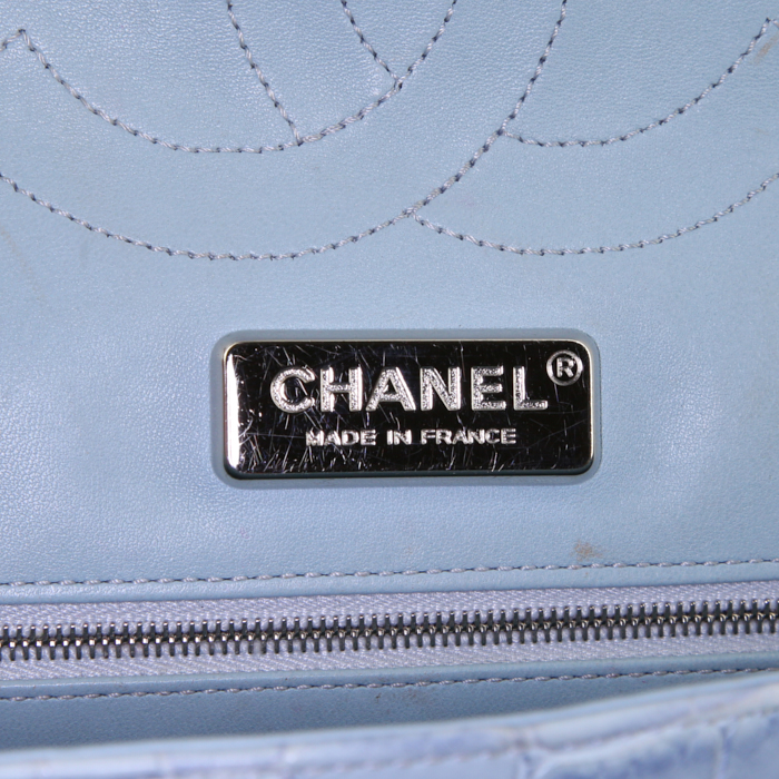 Sac à main Chanel Timeless jumbo en crocodile dégradé bleu - Detail D4