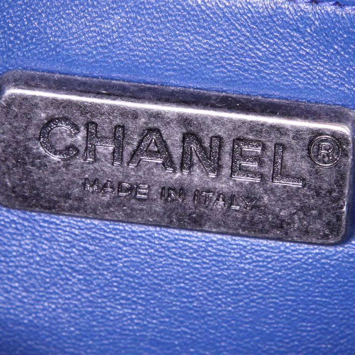 Bolso de mano Chanel Coco Handle en piel de pitón azul - Detail D4