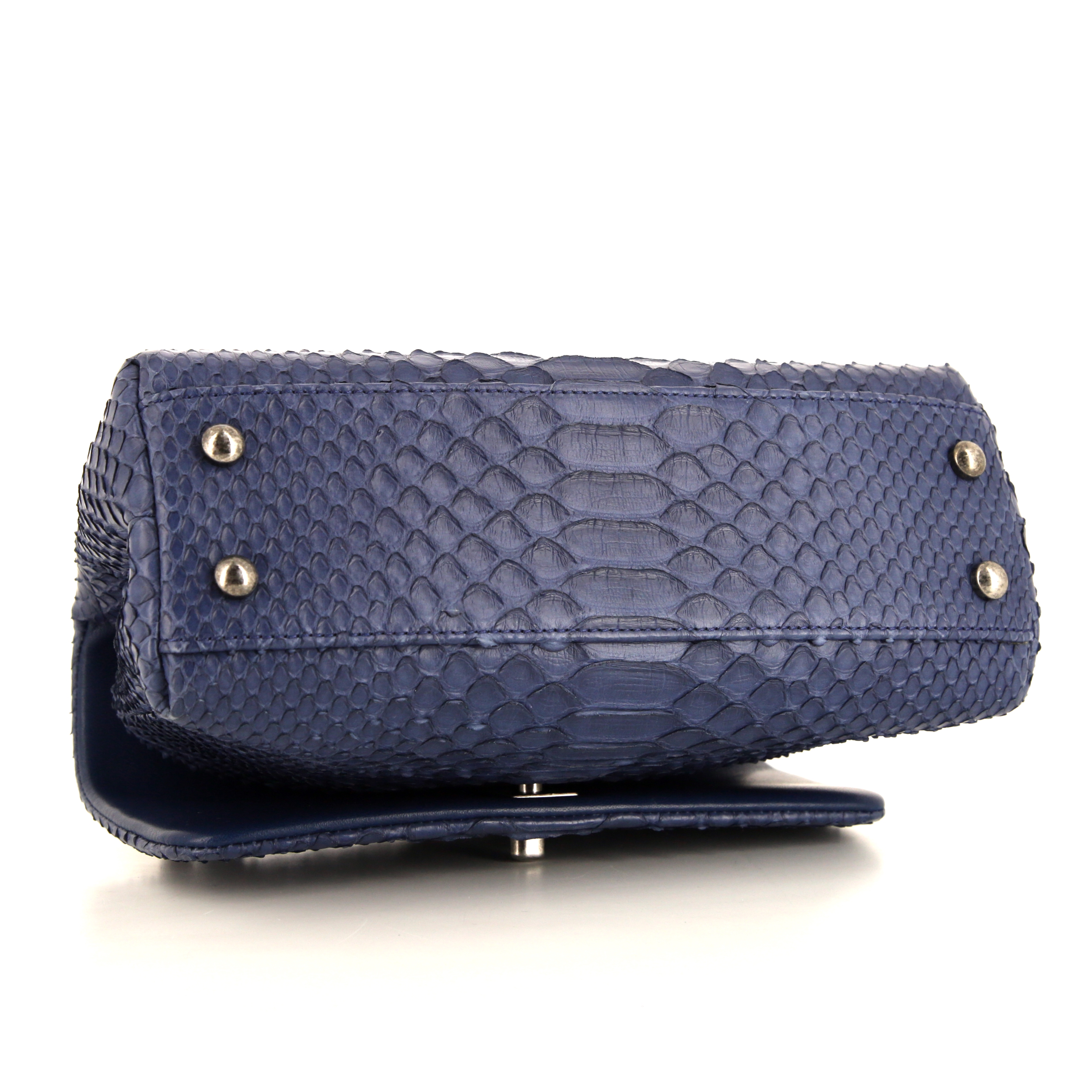 Bolso de mano Chanel Coco Handle en piel de pitón azul - Detail D5