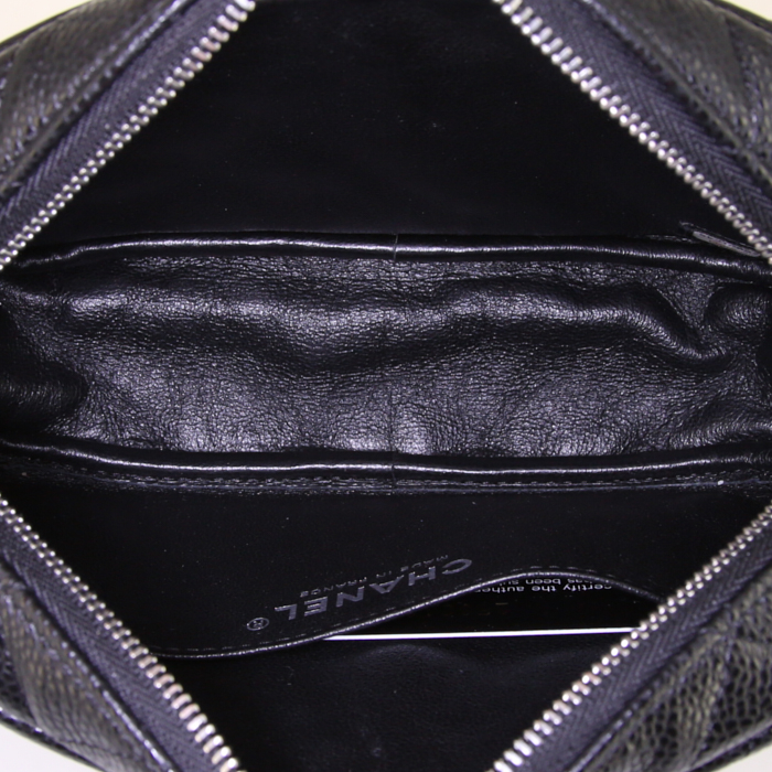 Borsa a tracolla Chanel Camera mini in pelle martellata e trapuntata nera - Detail D2