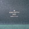 Porte-documents Louis Vuitton Laguito en cuir taiga vert - Detail D3 thumbnail