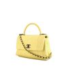 Bolso de mano Chanel Coco Handle en piel de pitón amarilla - 00pp thumbnail