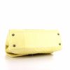 Bolso de mano Chanel Coco Handle en piel de pitón amarilla - Detail D5 thumbnail