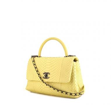 Bolso de mano Chanel Coco Handle en piel de pitón amarilla