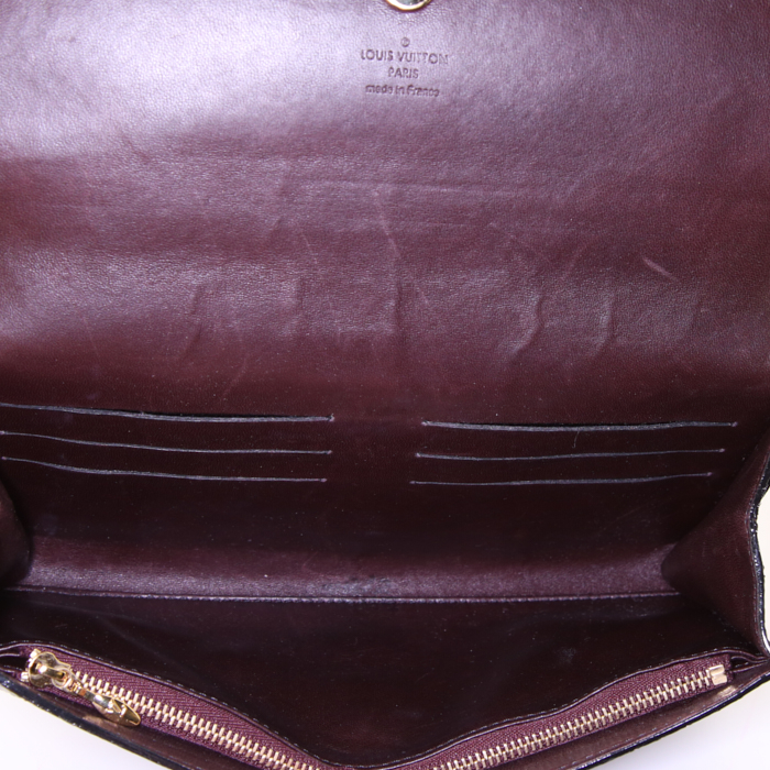 Bolsito de mano Louis Vuitton en piel de pitón color berenjena - Detail D2