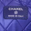Bolsito de mano Chanel en piel de pitón azul - Detail D3 thumbnail