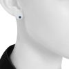 Paire de clous d'oreilles Vintage en or blanc et saphirs - Detail D1 thumbnail