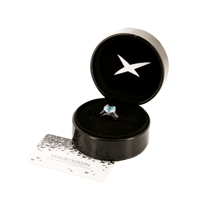 Mauboussin Etrêmement Libre et Sensuel ring in white gold, topaz and cordierites - Detail D2