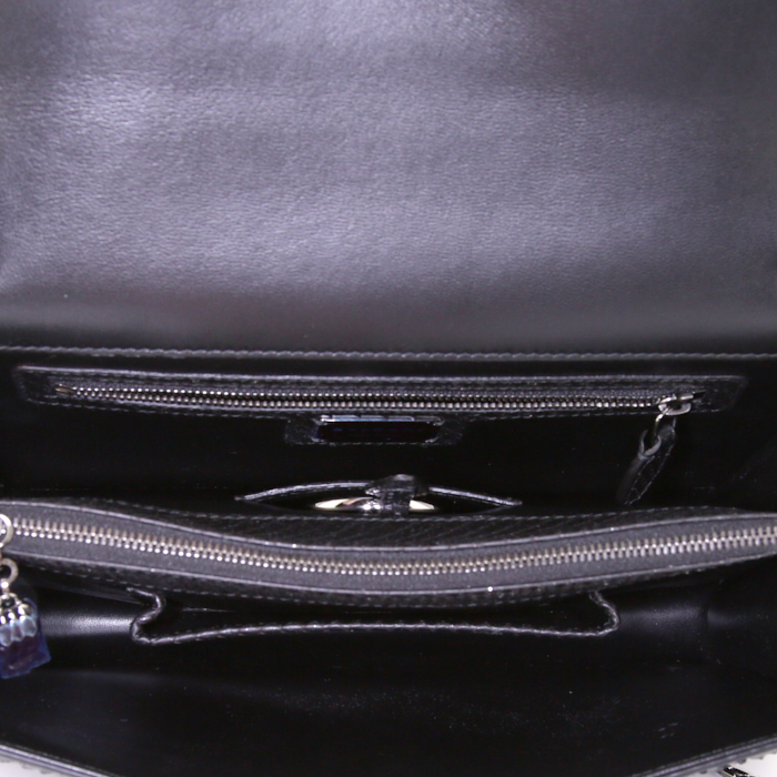 Bolso para llevar al hombro o en la mano Bulgari Serpenti en piel de pitón negra - Detail D3