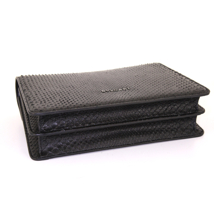 Bolso para llevar al hombro o en la mano Bulgari Serpenti en piel de pitón negra - Detail D5