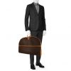 Porte-habits Louis Vuitton en toile monogram marron et cuir naturel - Detail D1 thumbnail