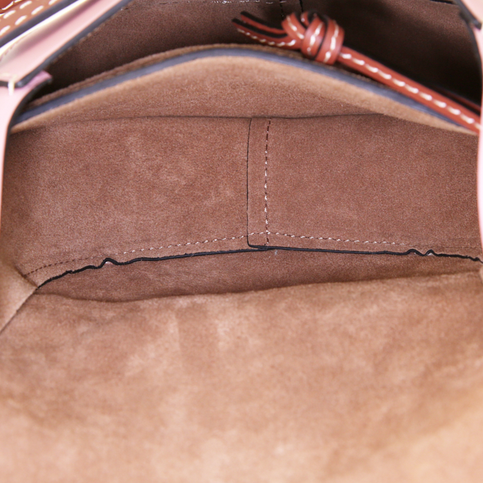 Bolso bandolera Loewe Gate en cuero tricolor rosa, color burdeos y marrón - Detail D2