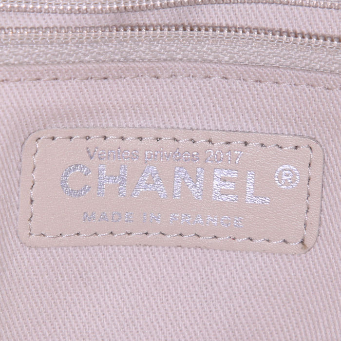 Chanel shopping bag in blue quilted leather - Detail D4