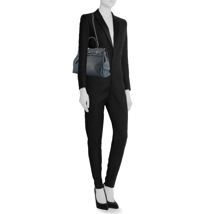 Hermes Kelly Flat handbag in blue Swift leather - Detail D2