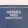 Bolso de mano Hermes Kelly Flat en cuero swift azul - Detail D4 thumbnail