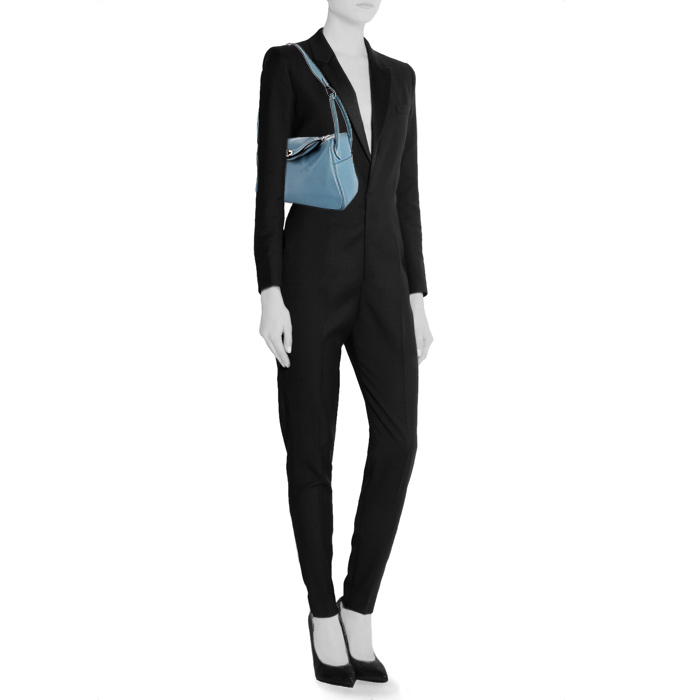 Bolso de mano Hermes Lindy en cuero swift azul - Detail D1