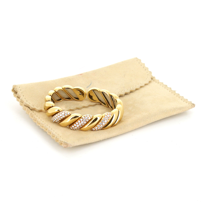 Bracelet jonc Van Cleef & Arpels en or jaune et diamants - Detail D2