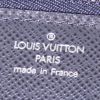 Borsa portadocumenti Louis Vuitton in pelle martellata nera - Detail D3 thumbnail