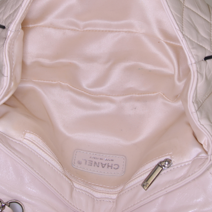 Chanel East West bag worn on the shoulder or carried in the hand in beige quilted leather and black piping - Detail D3