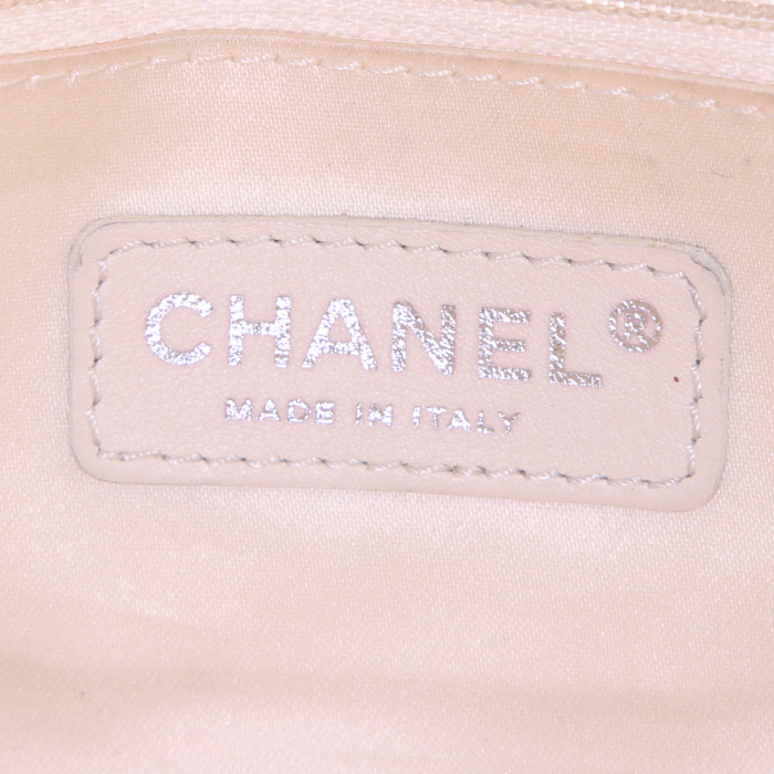 Bolso para llevar al hombro o en la mano Chanel East West en cuero acolchado beige y junco negro - Detail D4