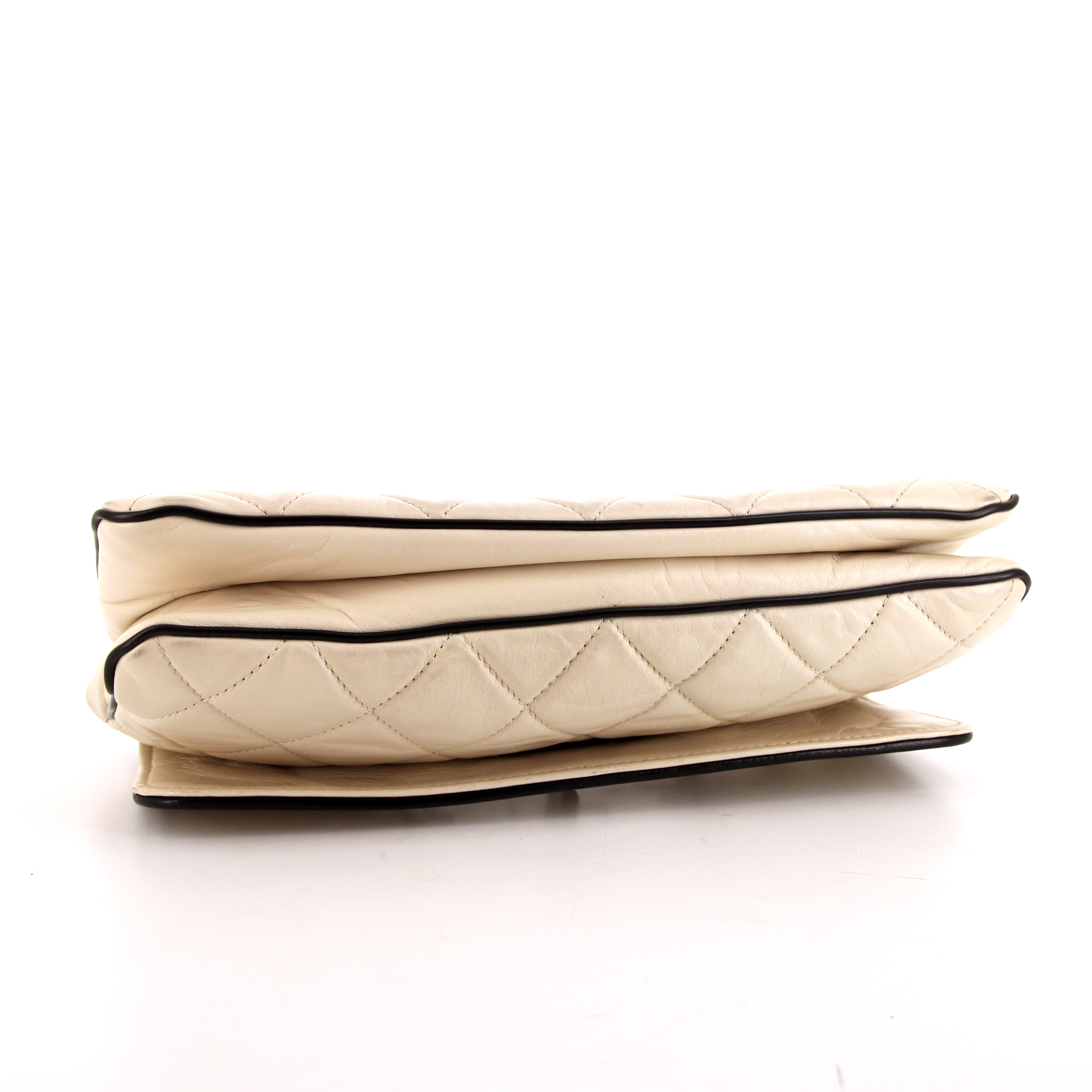 Chanel East West bag worn on the shoulder or carried in the hand in beige quilted leather and black piping - Detail D5