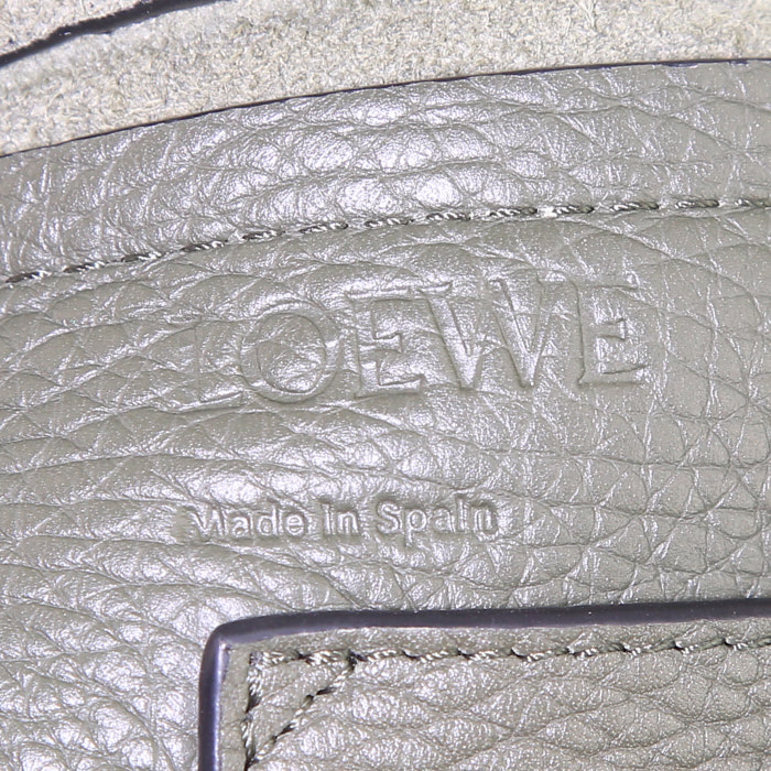 Sac bandoulière Loewe Military Messenger en cuir grainé vert-kaki et noir - Detail D3