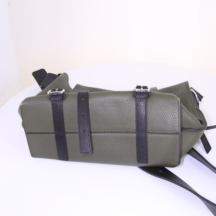 Sac bandoulière Loewe Military Messenger en cuir grainé vert-kaki et noir - Detail D4