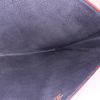 Pochette Louis Vuitton en cuir épi rouge - Detail D2 thumbnail