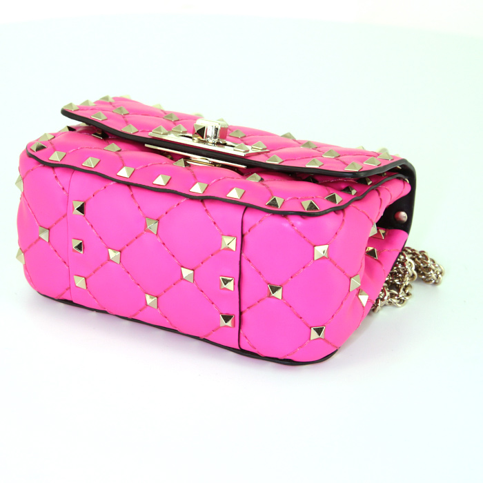 Sac à main Valentino Rockstud mini en cuir matelassé rose - Detail D5