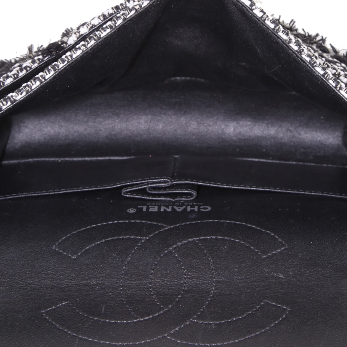 Bolso de mano Chanel 2.55 en tweed blanco, negro y caqui - Detail D3