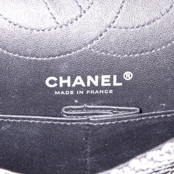 Bolso de mano Chanel 2.55 en tweed blanco, negro y caqui - Detail D4