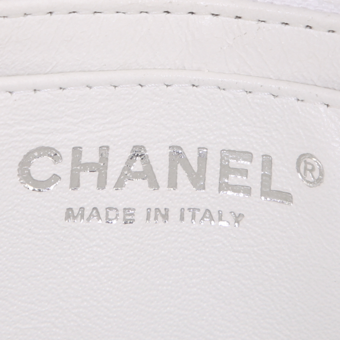 Sac bandoulière Chanel Timeless jumbo en cuir grainé matelassé blanc - Detail D4