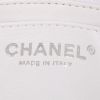 Chanel Timeless jumbo shoulder bag in white quilted grained leather - Detail D4 thumbnail