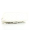 Chanel Timeless jumbo shoulder bag in white quilted grained leather - Detail D5 thumbnail