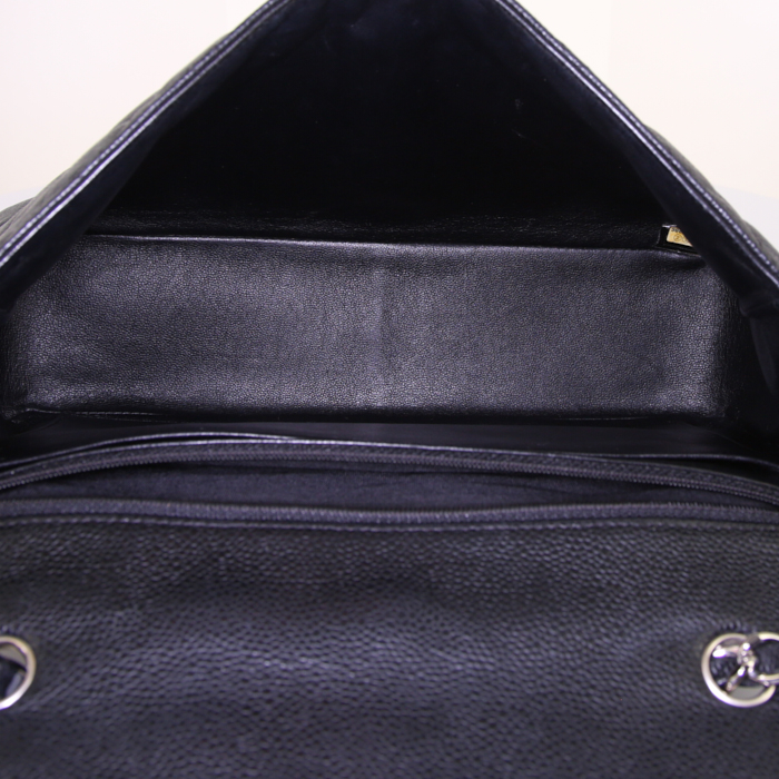 Sac bandoulière Chanel Timeless jumbo en cuir grainé matelassé noir - Detail D3