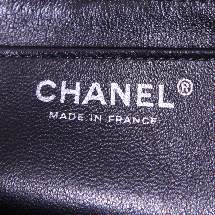 Sac bandoulière Chanel Timeless jumbo en cuir grainé matelassé noir - Detail D4