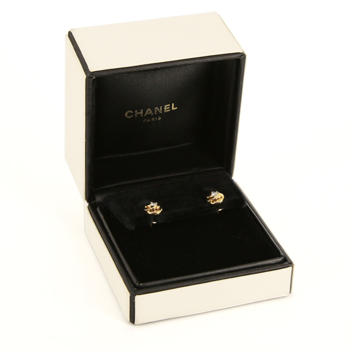 Paire de puces d'oreilles Chanel Camelia petit modèle en or jaune et diamants - Detail D2