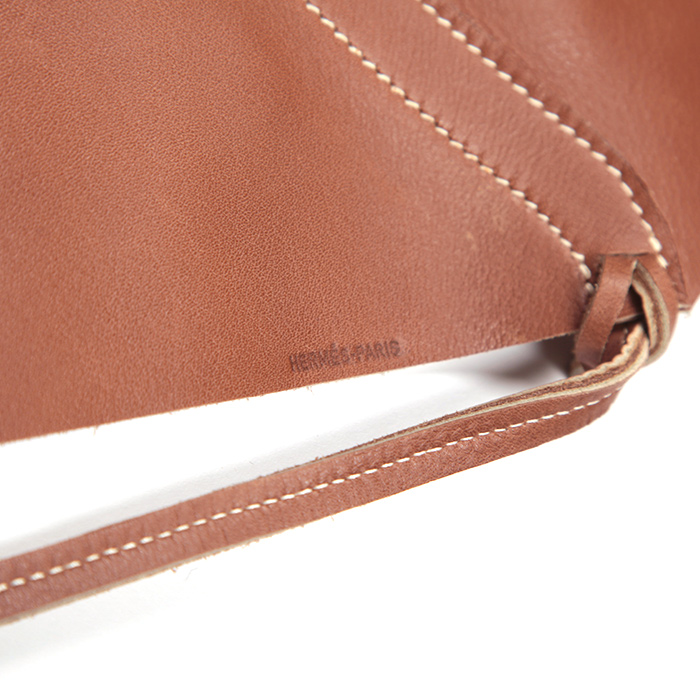 Hermès Paris, gardener's apron in brown full grain calf leather with ecru stitching, from the 1990’s. - Detail D2